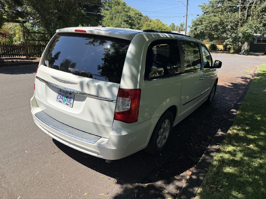 2011 Chrysler Town & Country Image 2