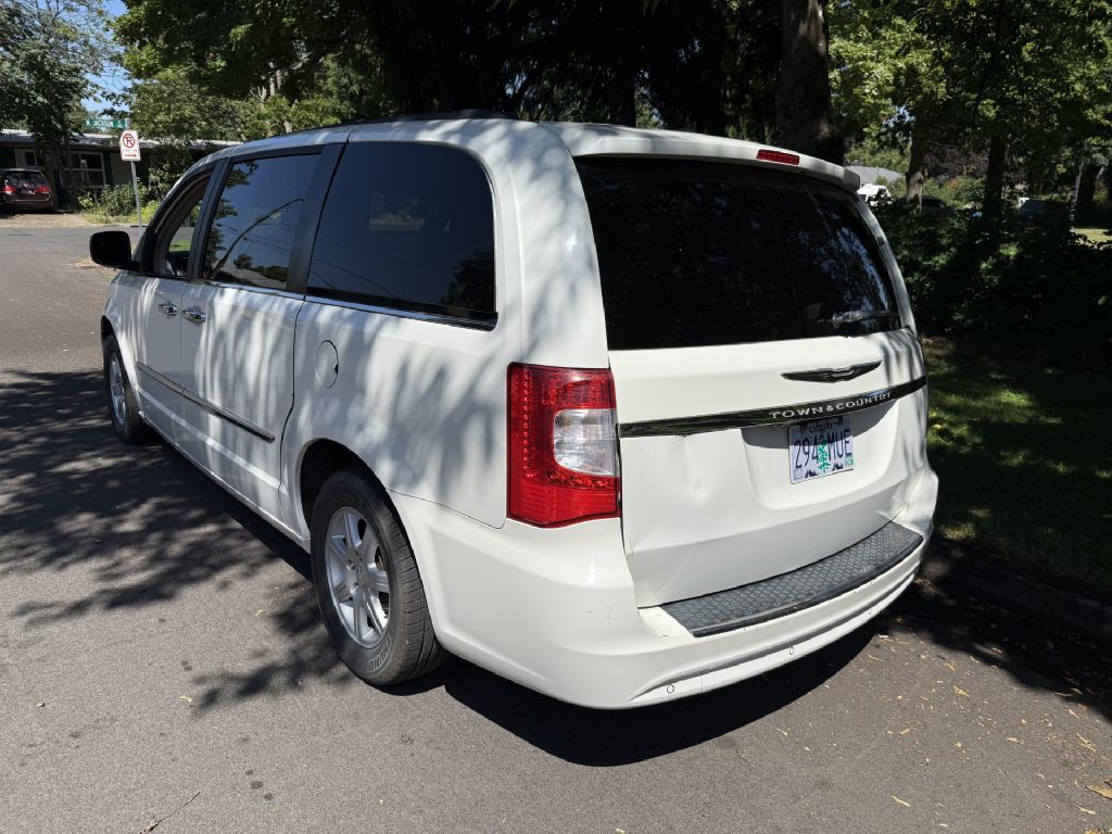 2011 Chrysler Town & Country Image 3