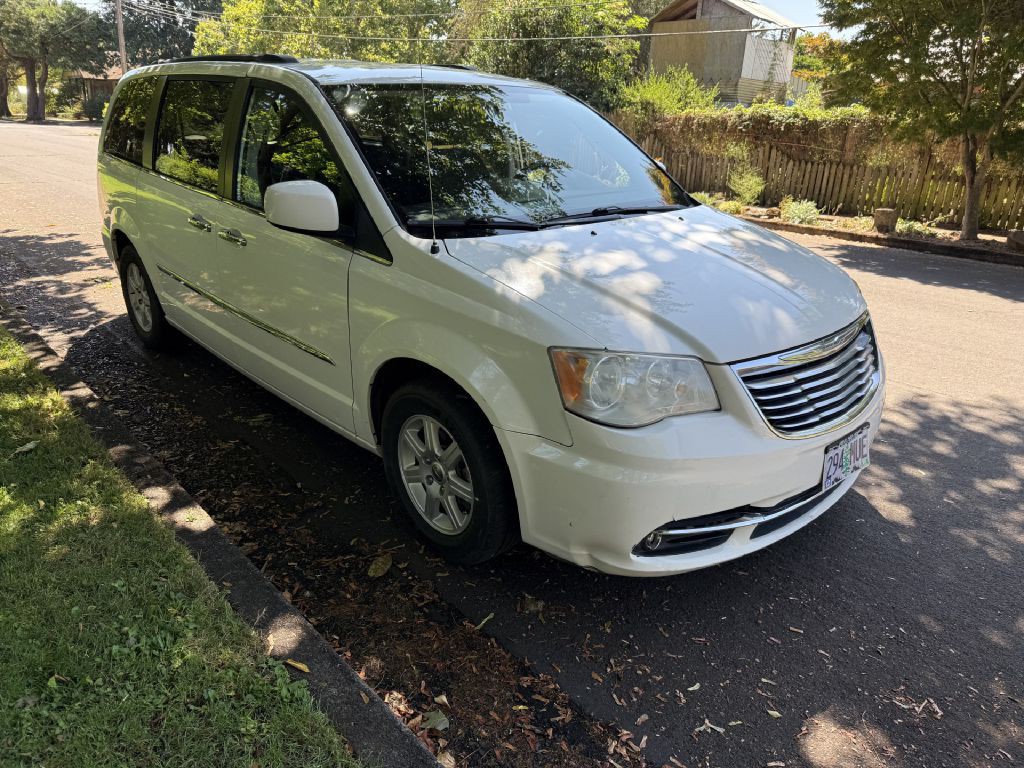 2011 Chrysler Town & Country Image 6