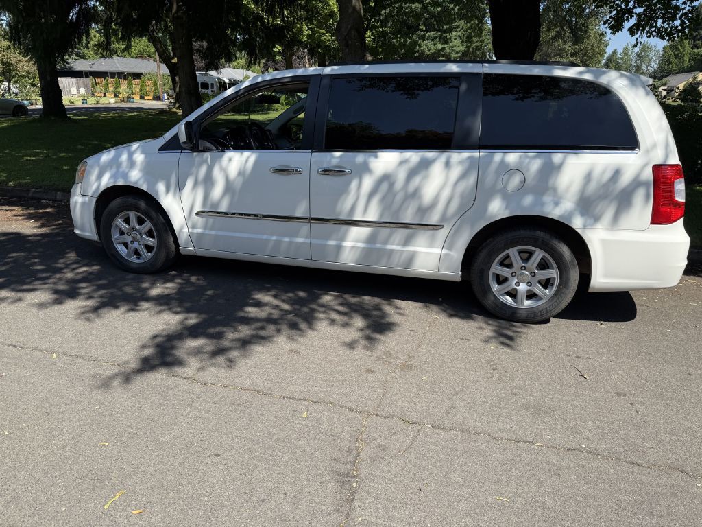 2011 Chrysler Town & Country Image 8