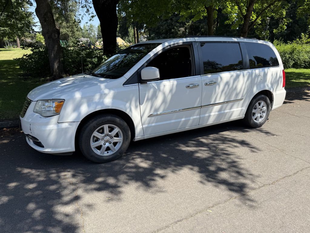 2011 Chrysler Town & Country Image 9