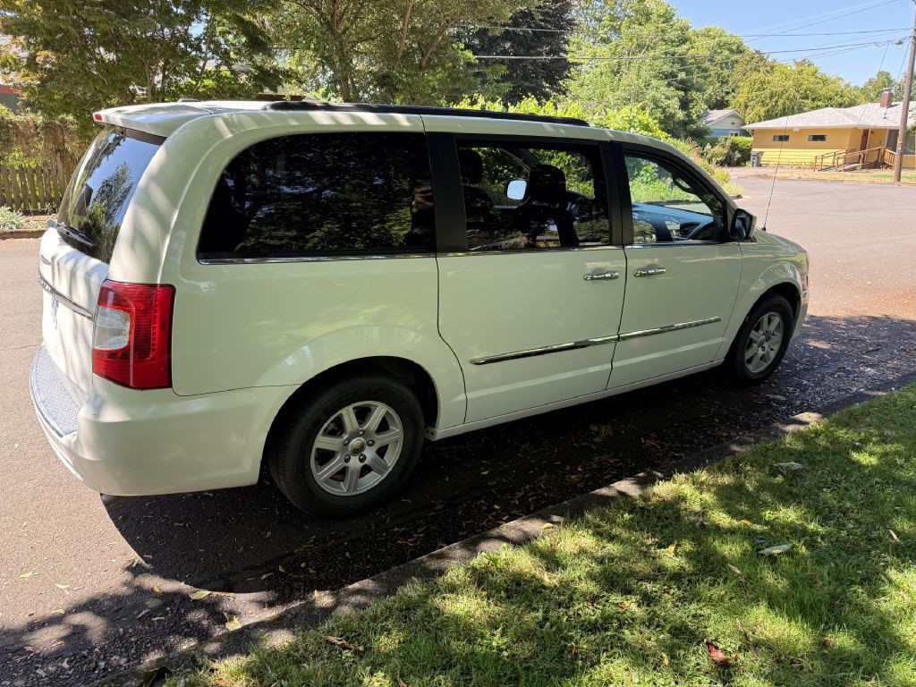 2011 Chrysler Town & Country Image 11