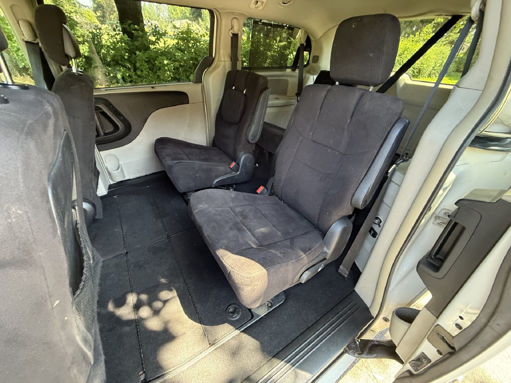 2011 Chrysler Town & Country Image 12