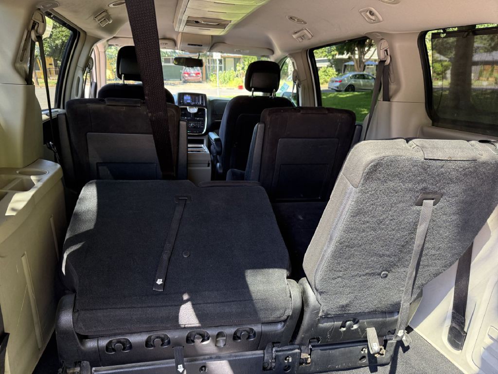 2011 Chrysler Town & Country Image 14