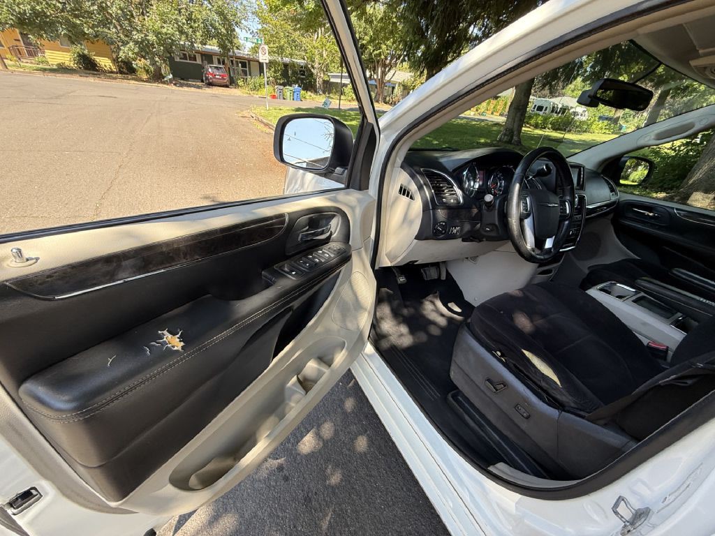 2011 Chrysler Town & Country Image 15