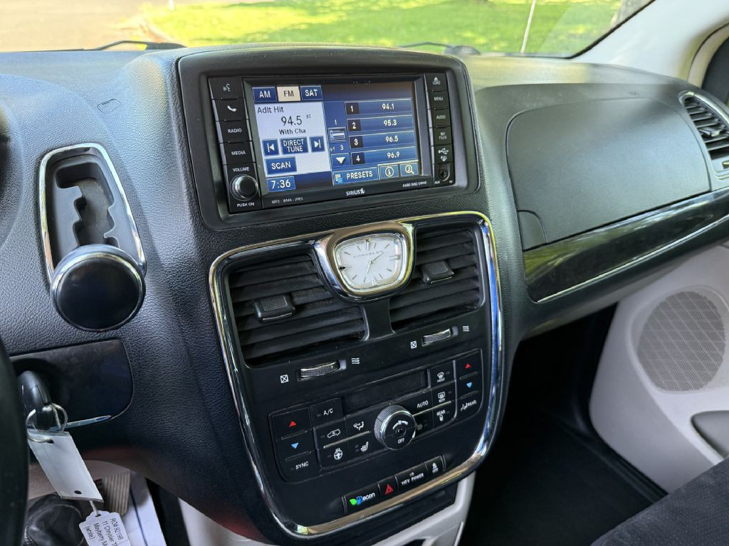 2011 Chrysler Town & Country Image 17