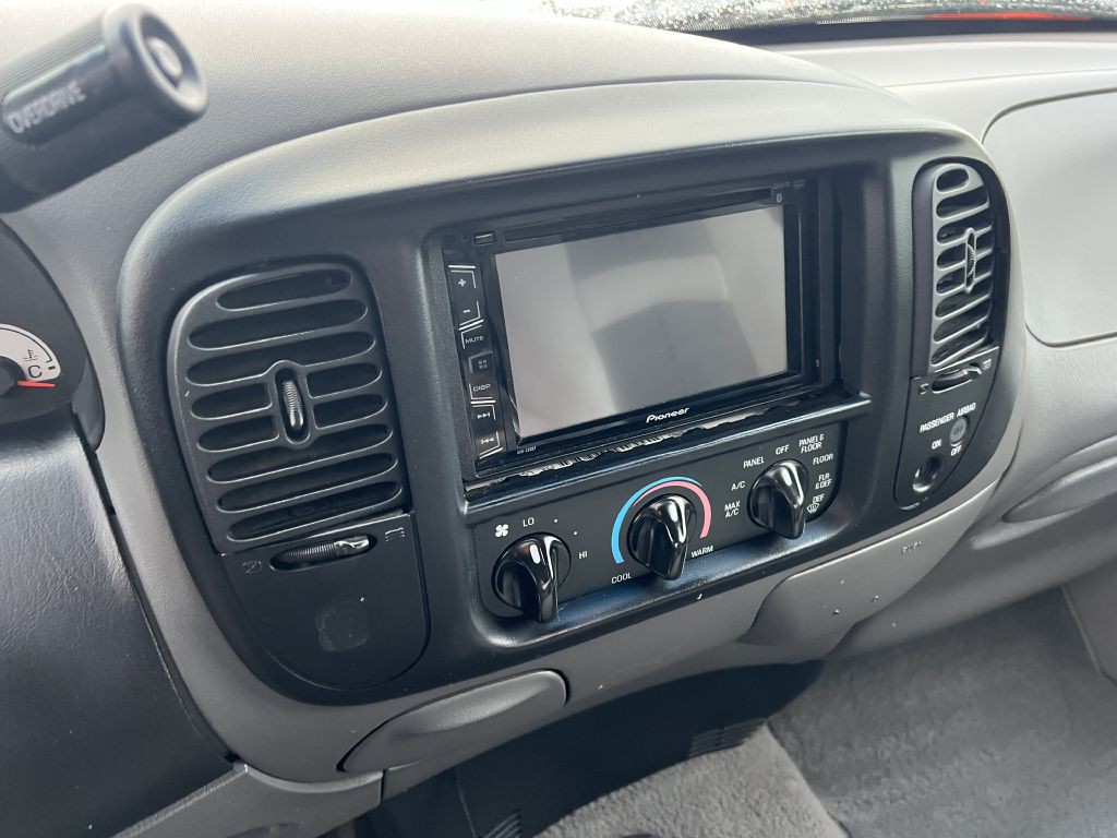 2002 Ford F-150 Image 2