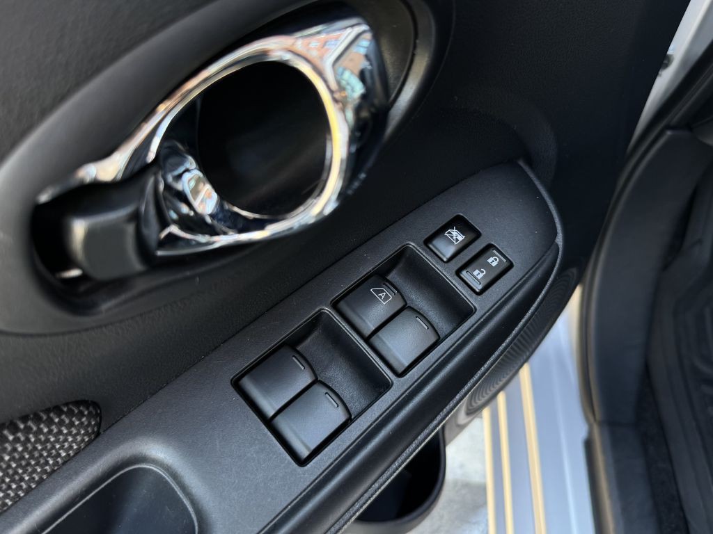 2016 Nissan Versa Image 11