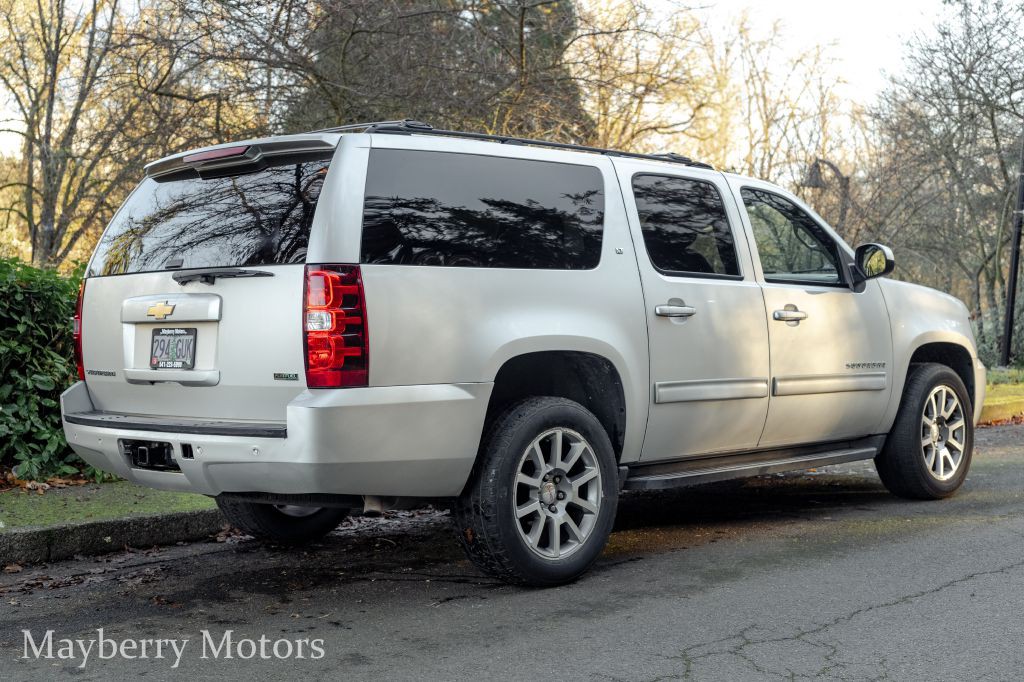 2011 Chevrolet Suburban Image 2