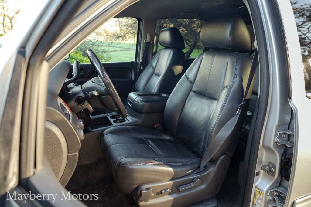 2011 Chevrolet Suburban Image 11