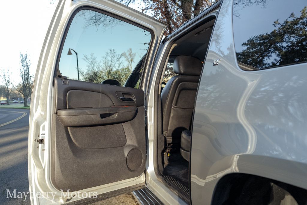 2011 Chevrolet Suburban Image 12