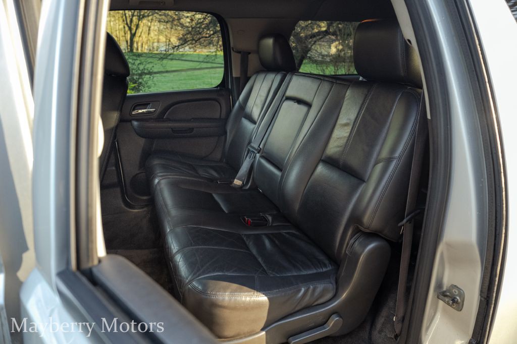 2011 Chevrolet Suburban Image 14