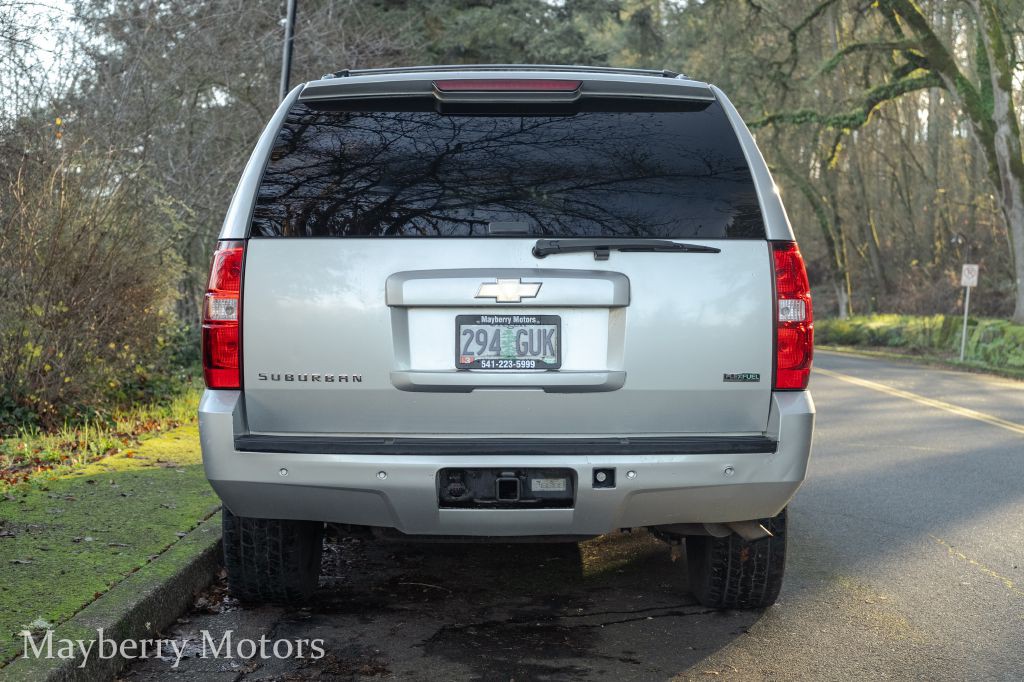 2011 Chevrolet Suburban Image 16