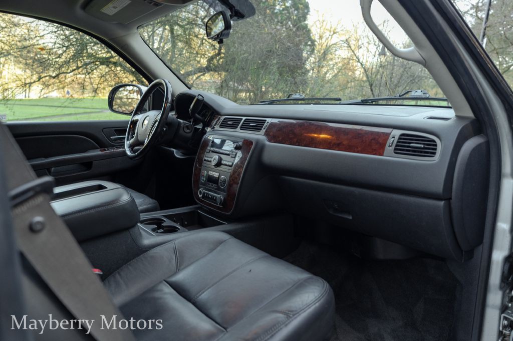 2011 Chevrolet Suburban Image 21