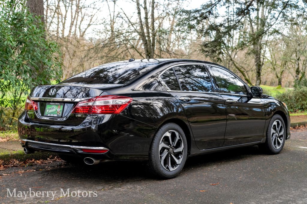 2017 Honda Accord Image 2