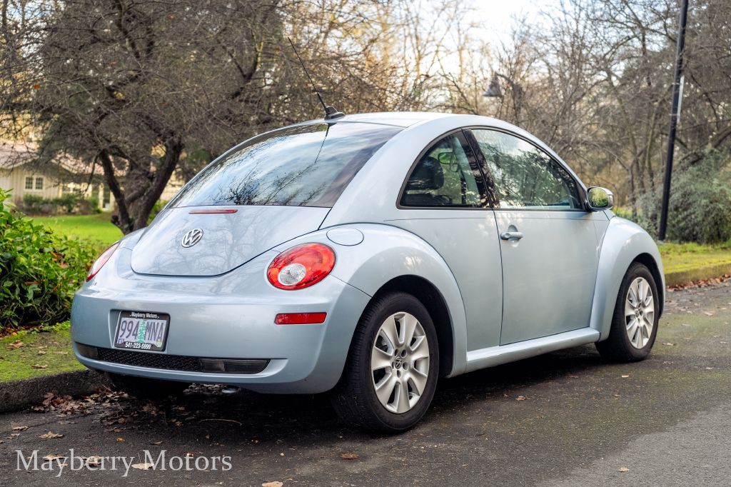 2010 Volkswagen Beetle Image 2