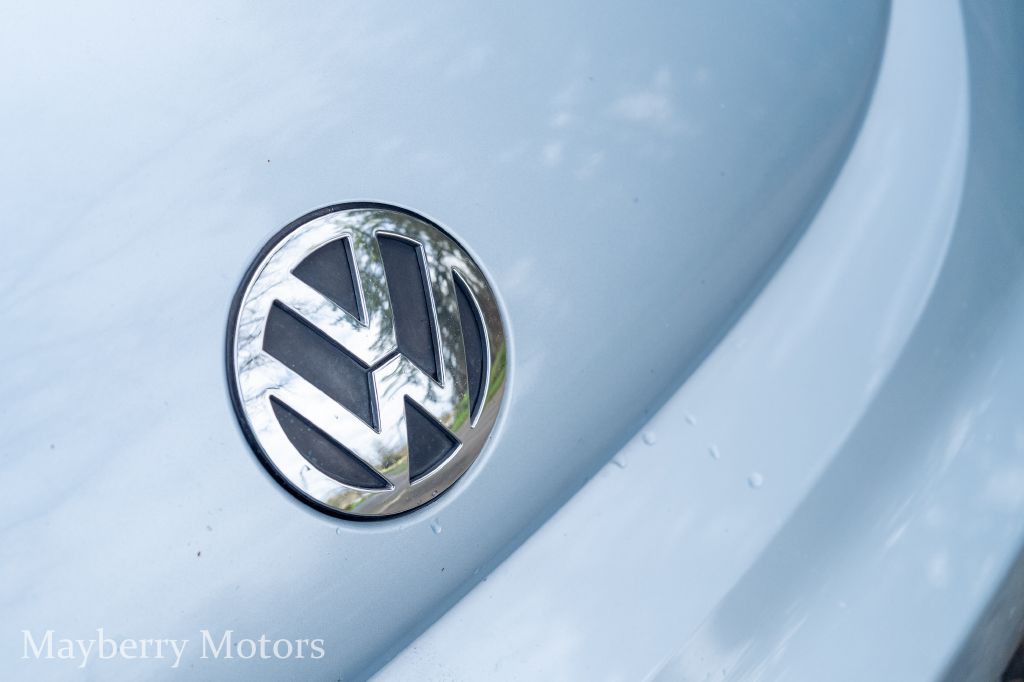 2010 Volkswagen Beetle Image 5
