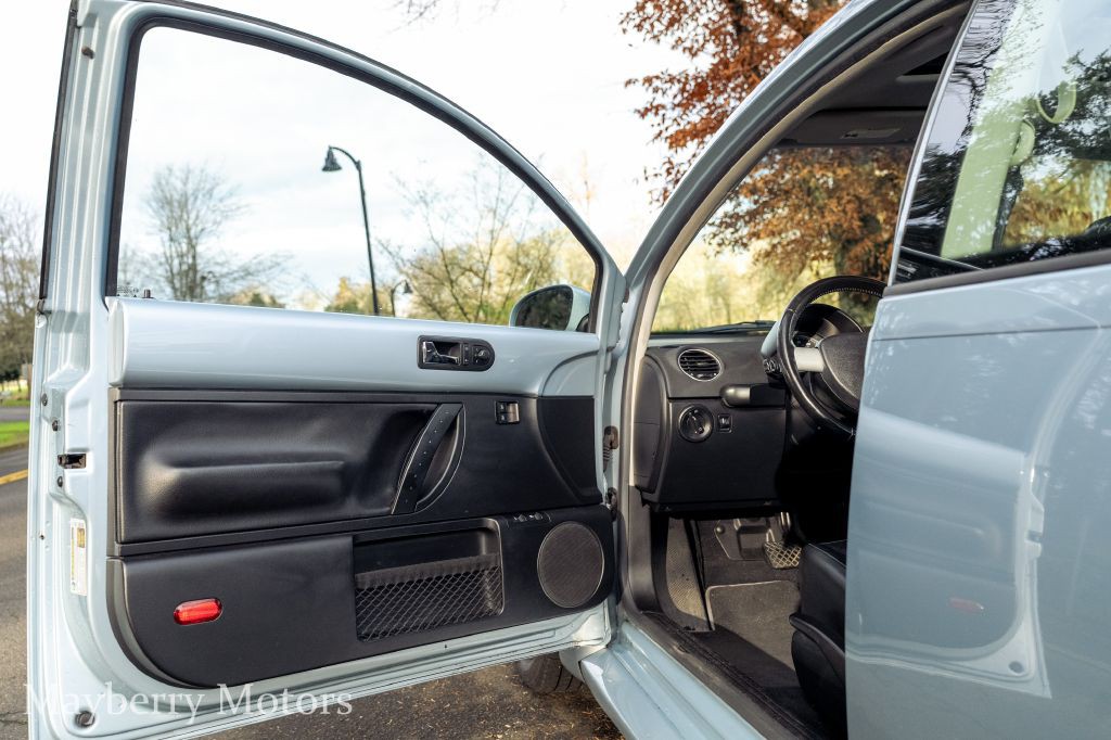 2010 Volkswagen Beetle Image 8