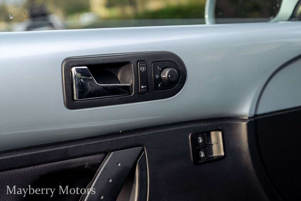 2010 Volkswagen Beetle Image 9