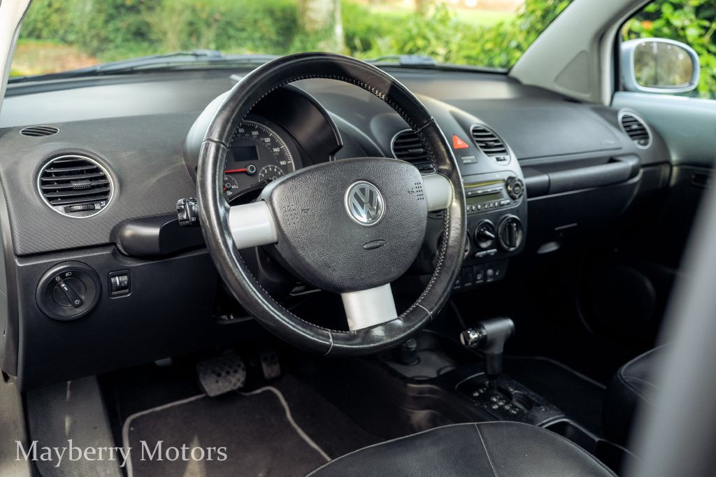 2010 Volkswagen Beetle Image 10