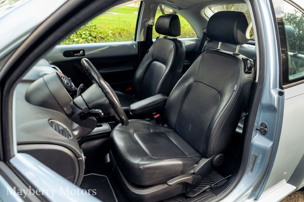 2010 Volkswagen Beetle Image 12