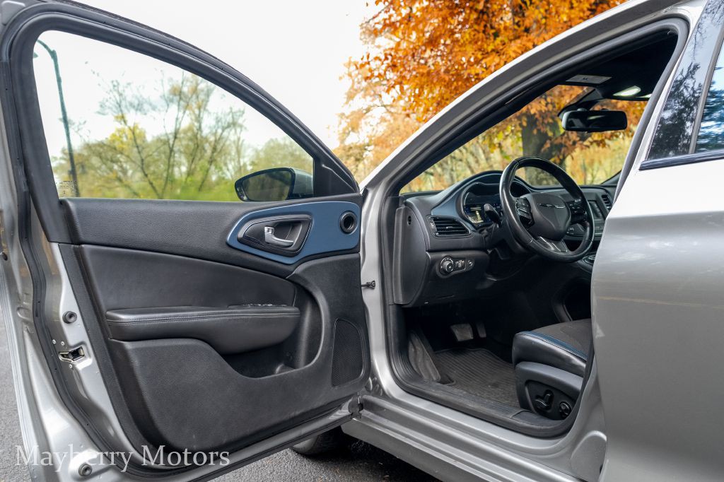 2015 Chrysler 200 Image 7