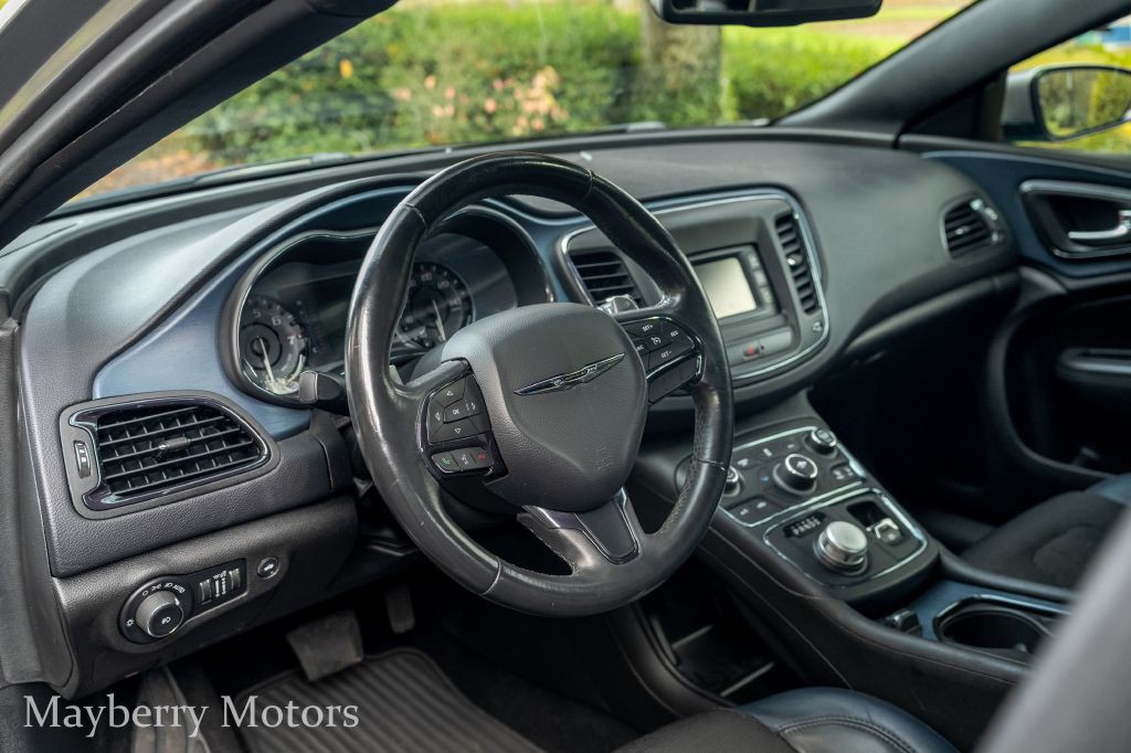2015 Chrysler 200 Image 9