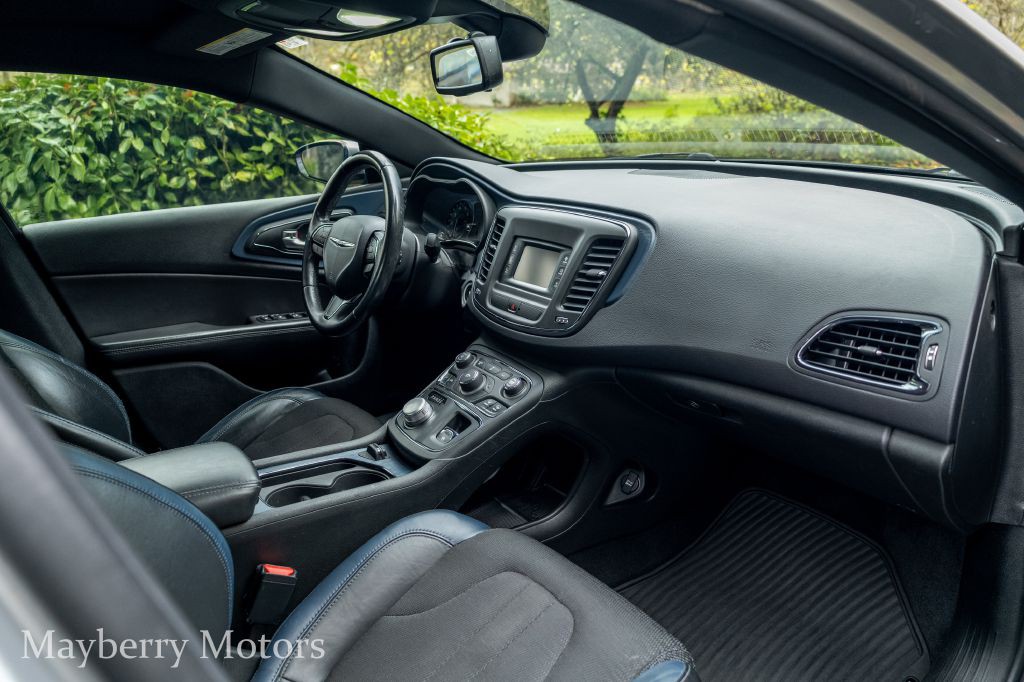 2015 Chrysler 200 Image 11