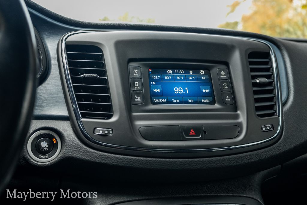 2015 Chrysler 200 Image 16