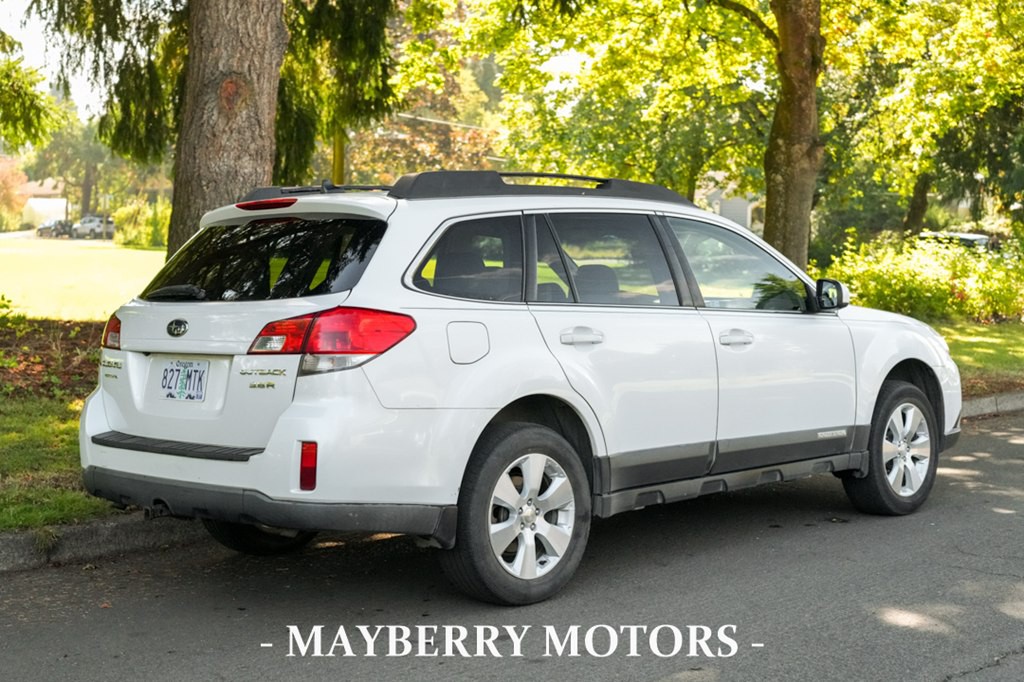 2011 Subaru Outback Image 2
