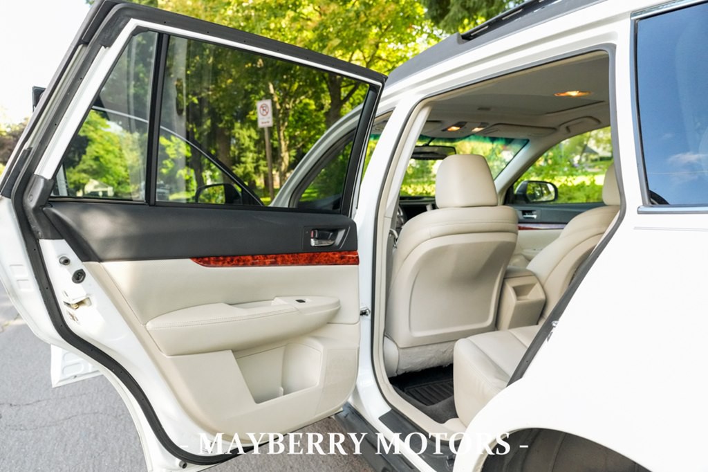 2011 Subaru Outback Image 12