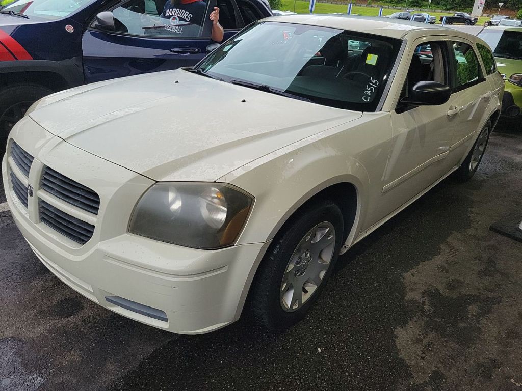 2005 Dodge Magnum Image 1