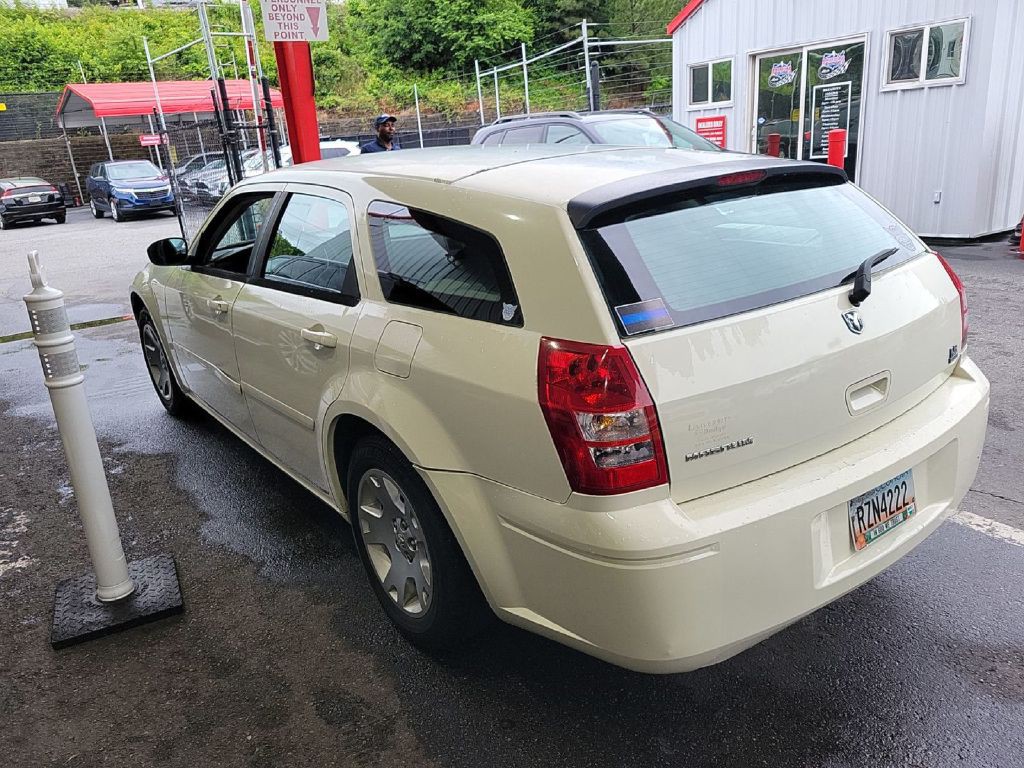 2005 Dodge Magnum Image 2
