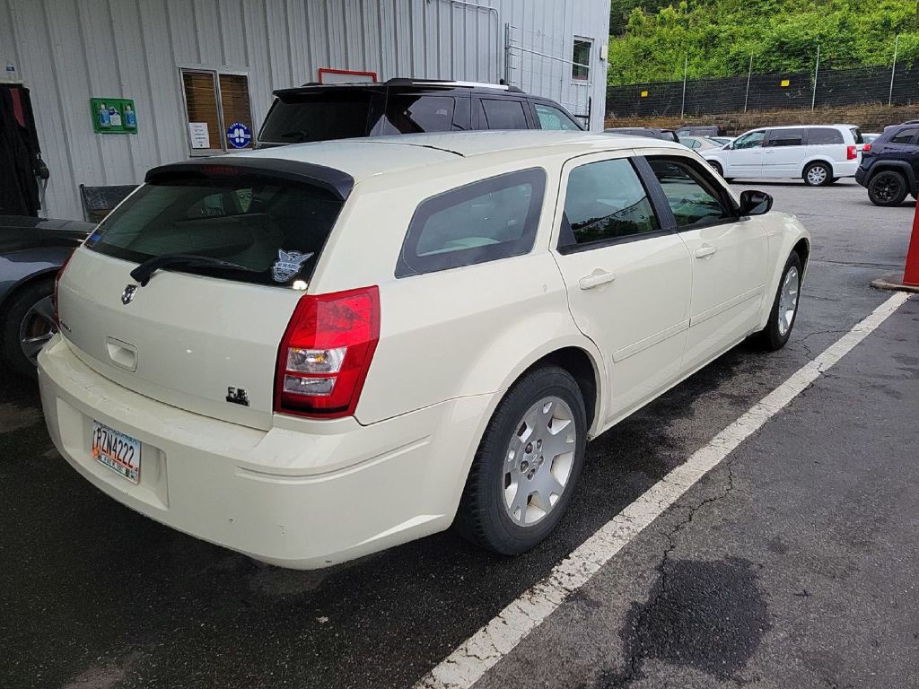 2005 Dodge Magnum Image 3