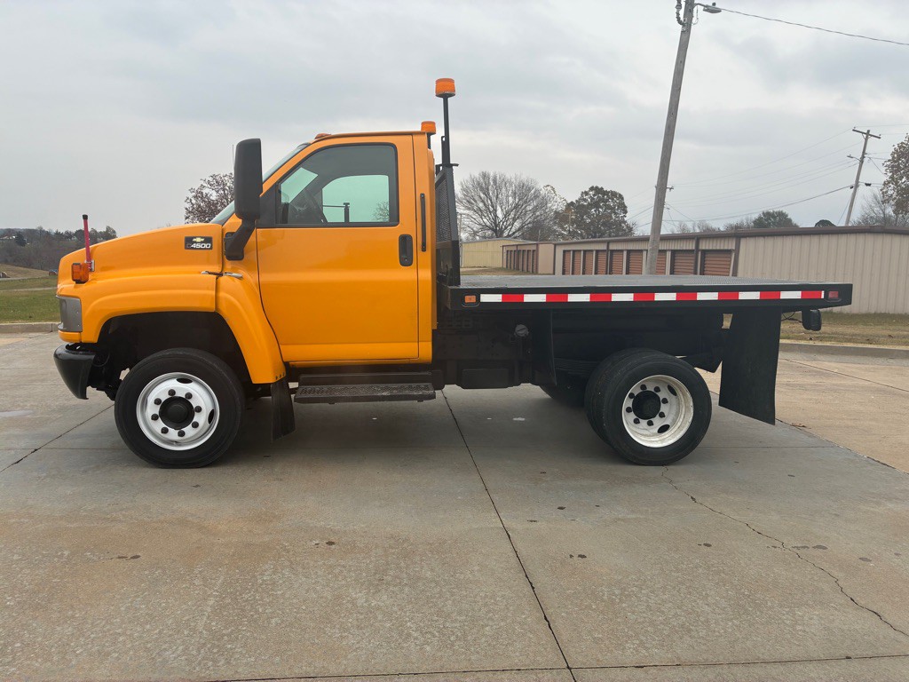 2009 Chevrolet C/K 4500 Image 2