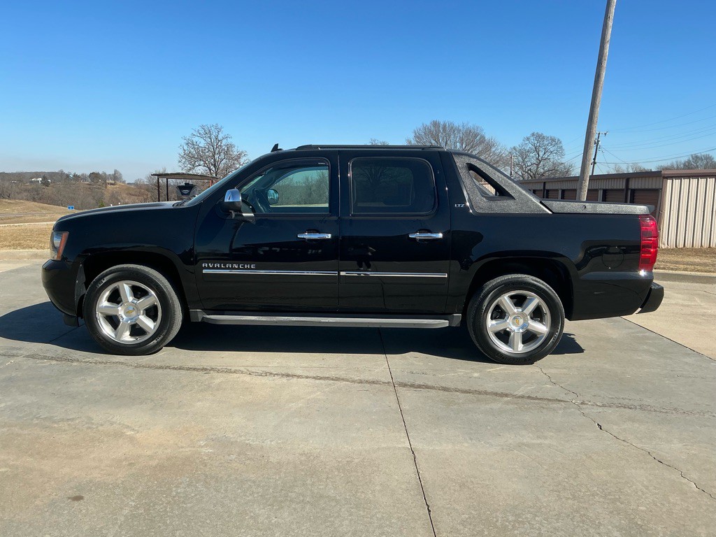 2010 Chevrolet Avalanche Image 2