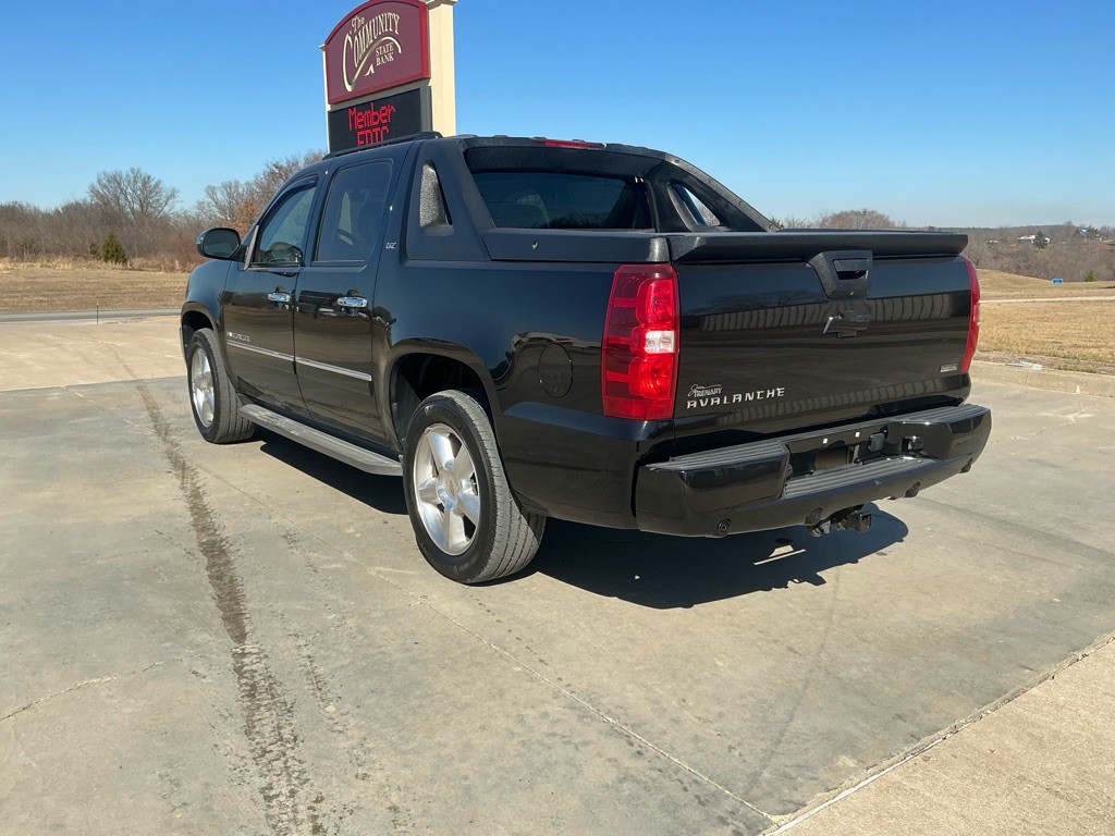 2010 Chevrolet Avalanche Image 3