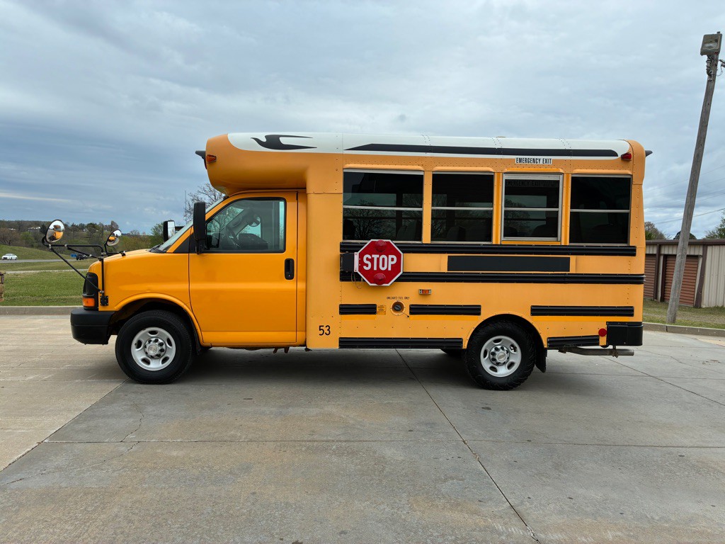 2008 Chevrolet Express Image 2