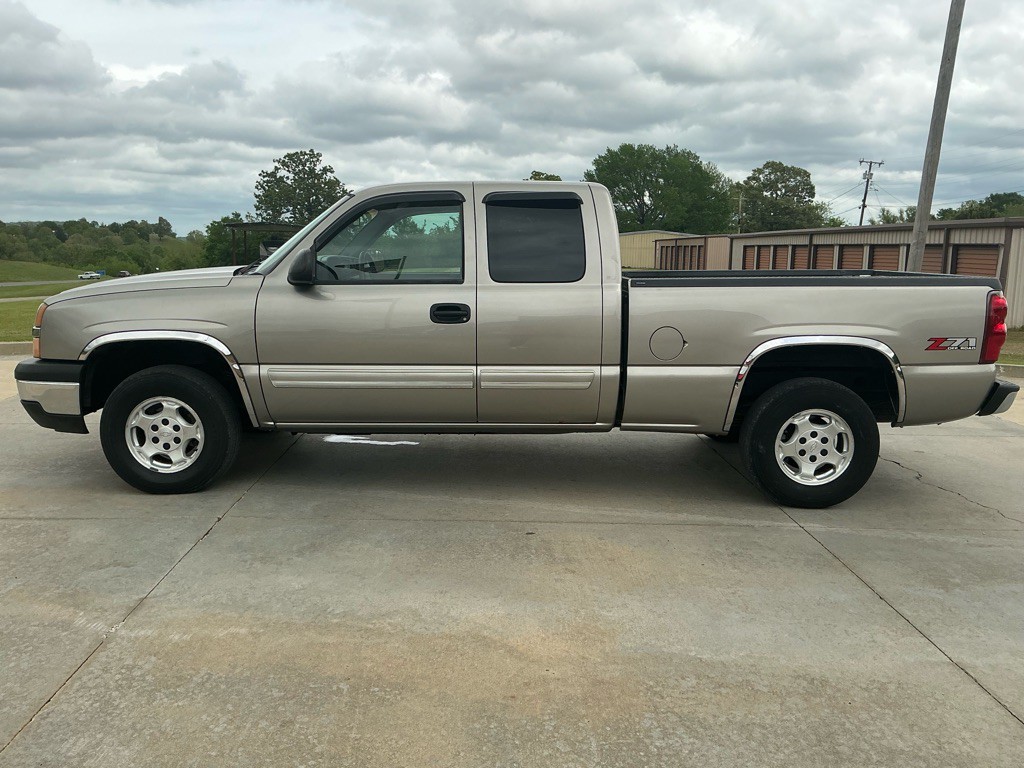 2003 Chevrolet Silverado 1500 Image 2