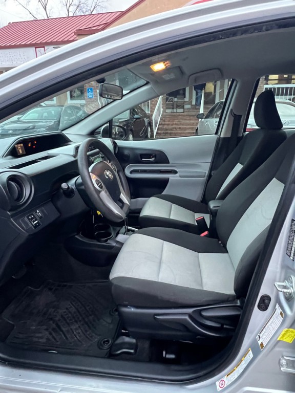 2012 Toyota Prius Image 10