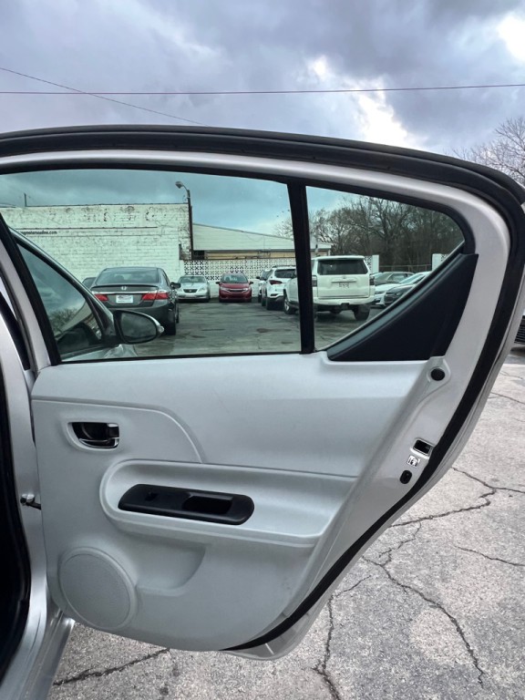 2012 Toyota Prius Image 13