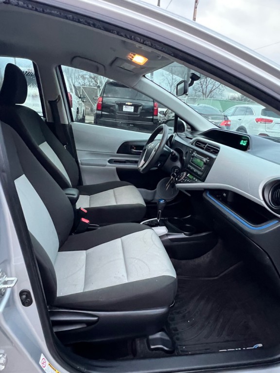 2012 Toyota Prius Image 16