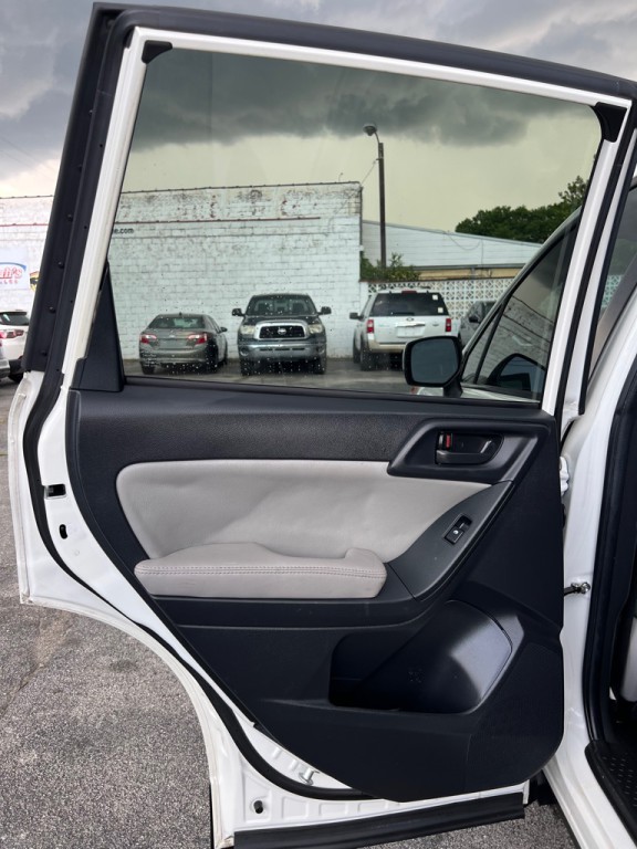 2016 Subaru Forester Image 12