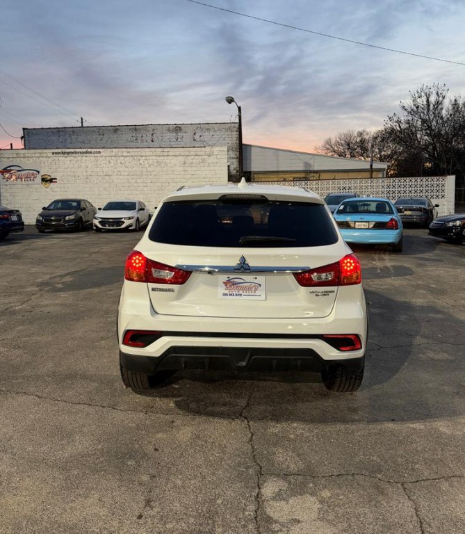 2018 Mitsubishi Outlander Image 4