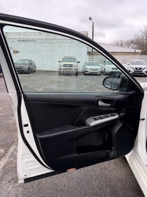 2014 Toyota Camry Image 9