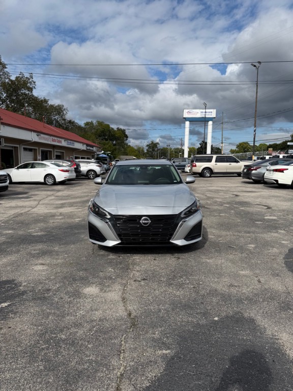 2023 Nissan Altima Image 2