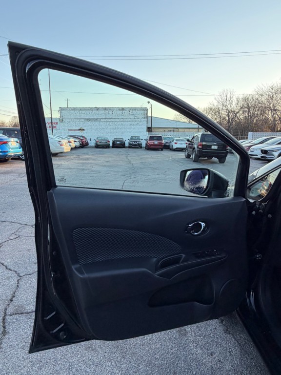 2016 Nissan Versa Image 9