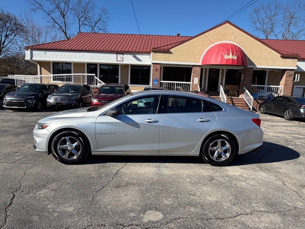 2017 Chevrolet Malibu Image 2