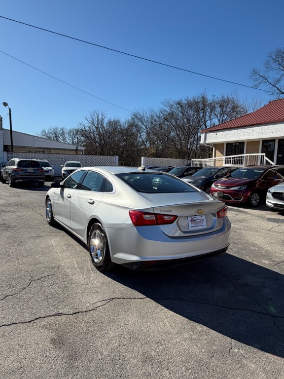 2017 Chevrolet Malibu Image 3