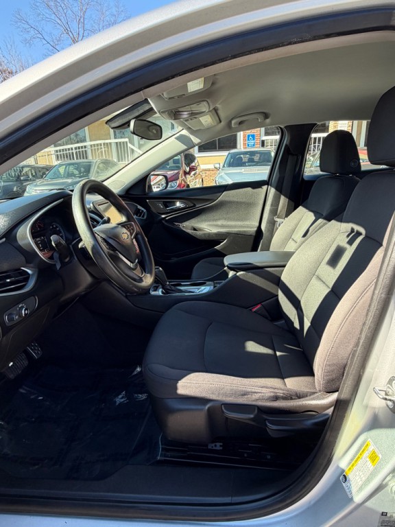 2017 Chevrolet Malibu Image 9